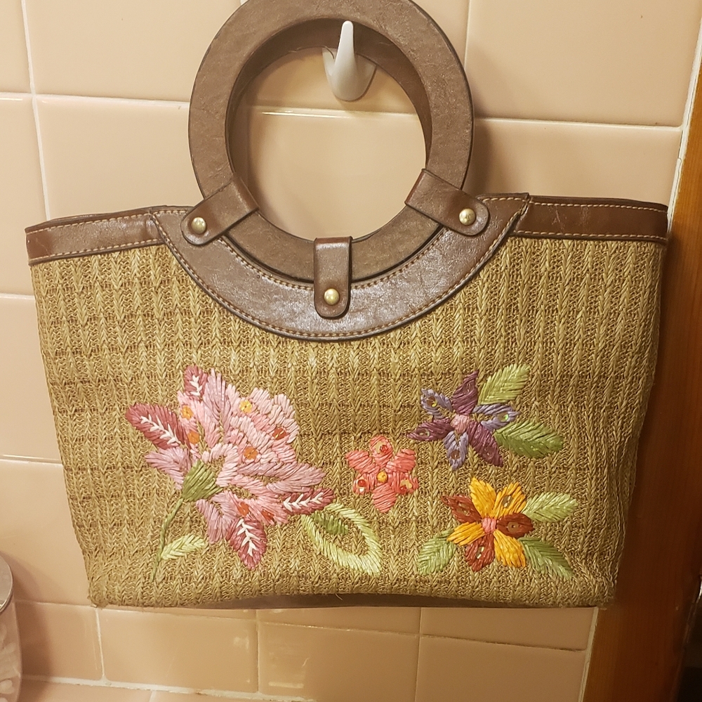 VINTAGE PURSE WITH EMBROIDERED FLOWERS AND WOODEN HANDLES